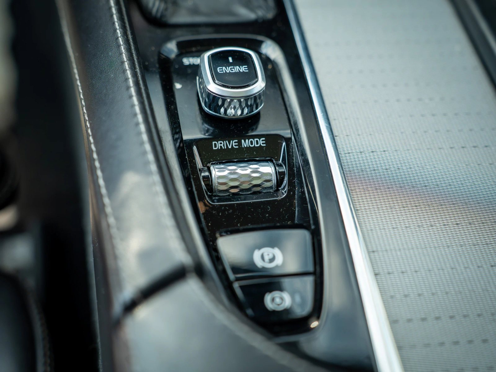 Volvo XC90 — comenzi de pornire și mod de condus pe consola centrală.