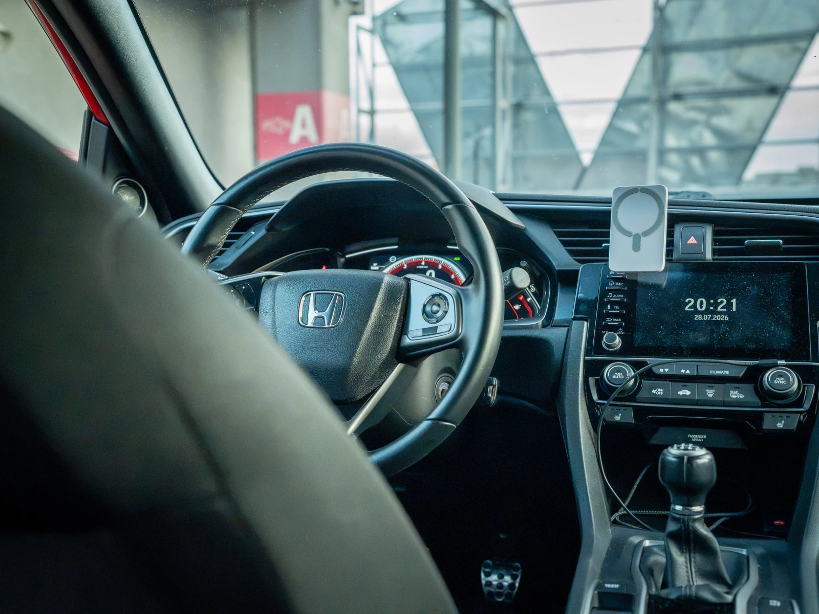 Honda Civic — habitaclu cu volan, bord și scaunele din față.