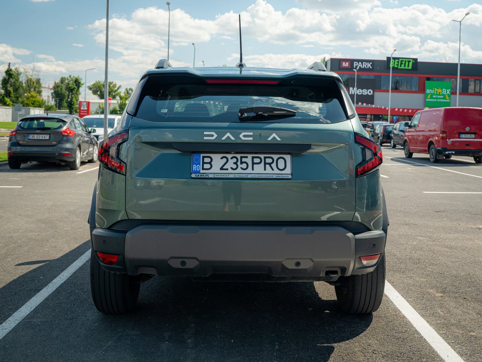 Dacia Duster — vedere din spate.