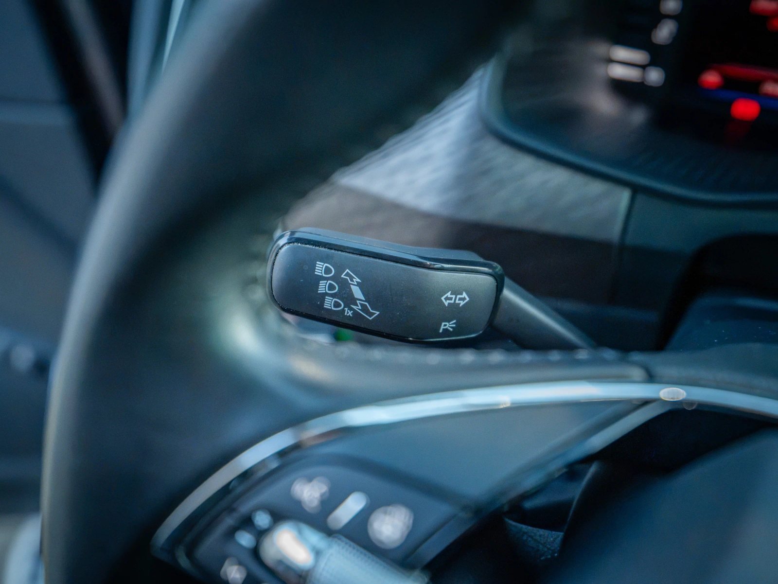 Škoda Kodiaq gri, detaliu interior al manetei de semnalizare.