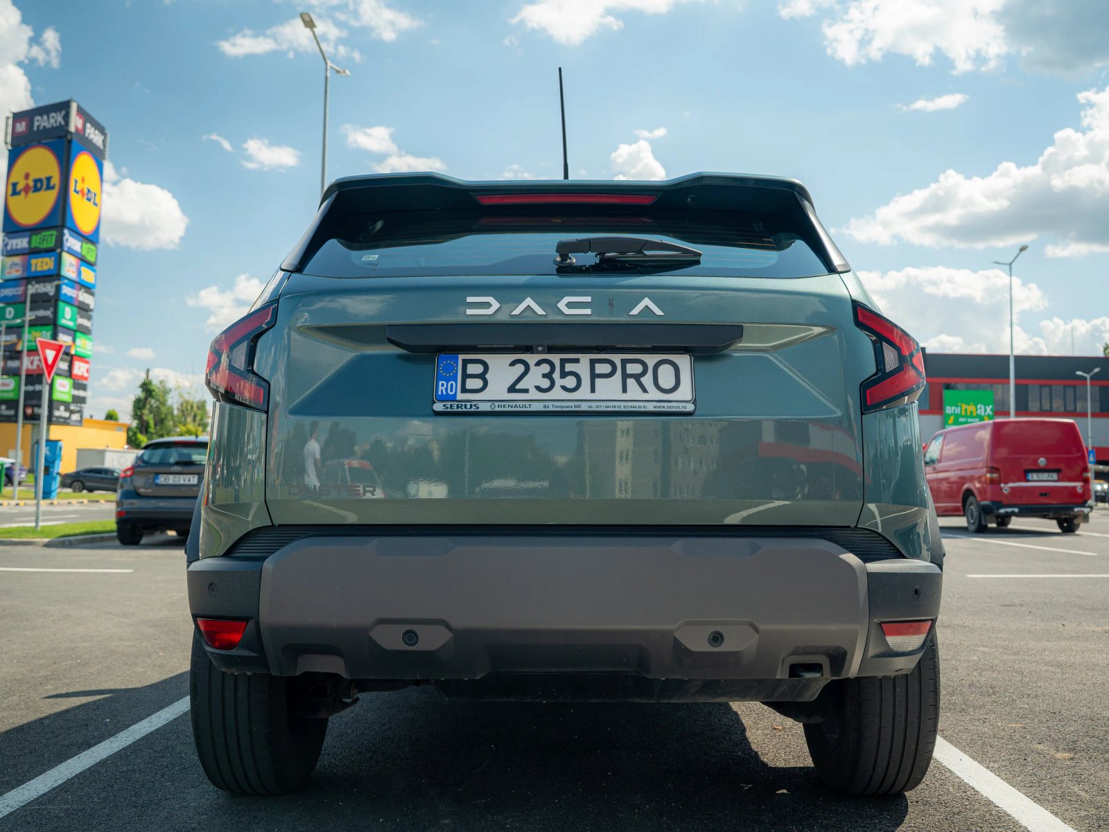 Dacia Duster — vedere din spate.