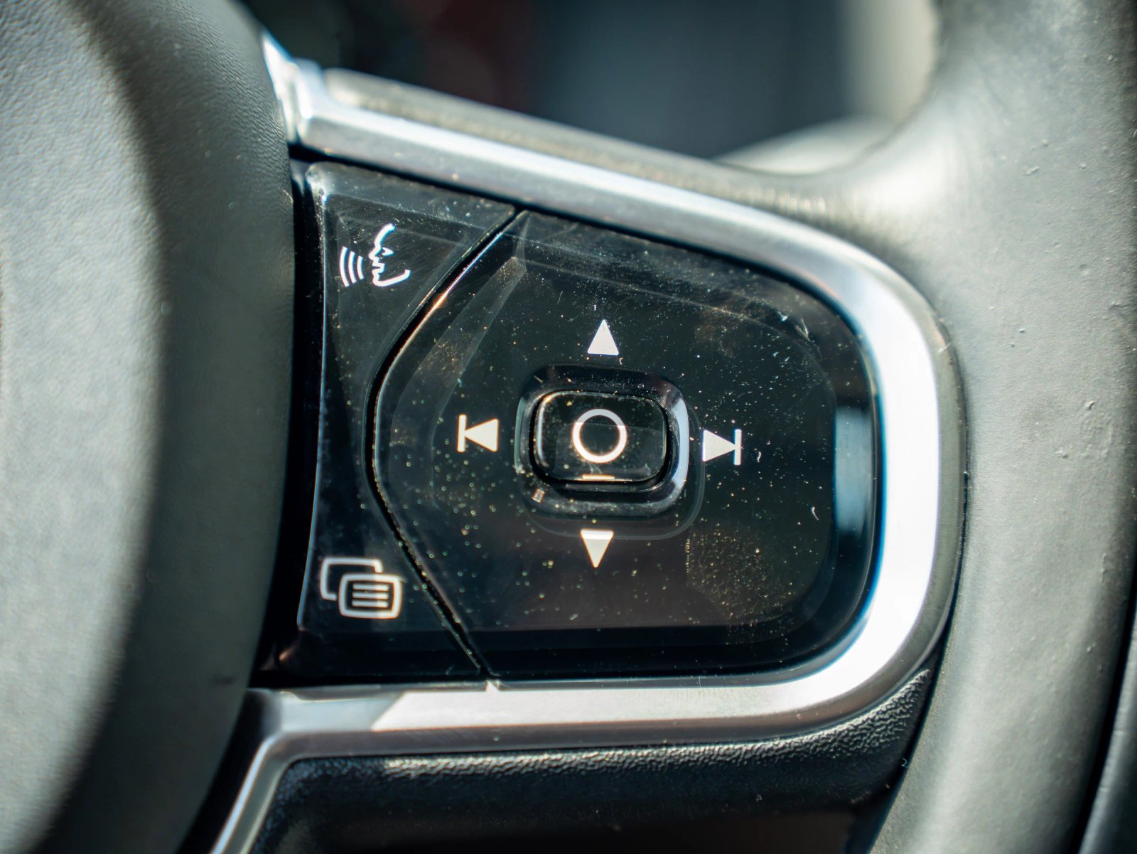 Volvo XC90 — detaliu al comenzilor de pe volan.