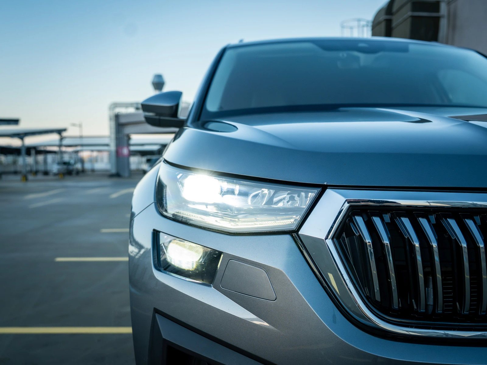Škoda Kodiaq gri, detaliu exterior al farului din dreapta.