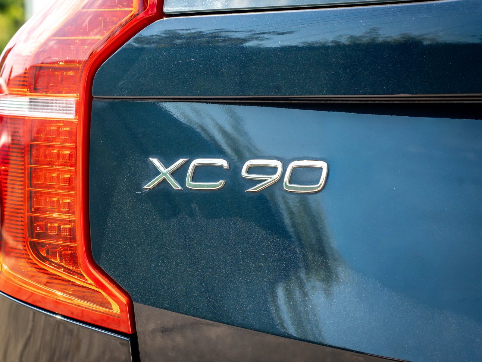 Volvo XC90 — prim-plan al emblemei de pe caroserie.