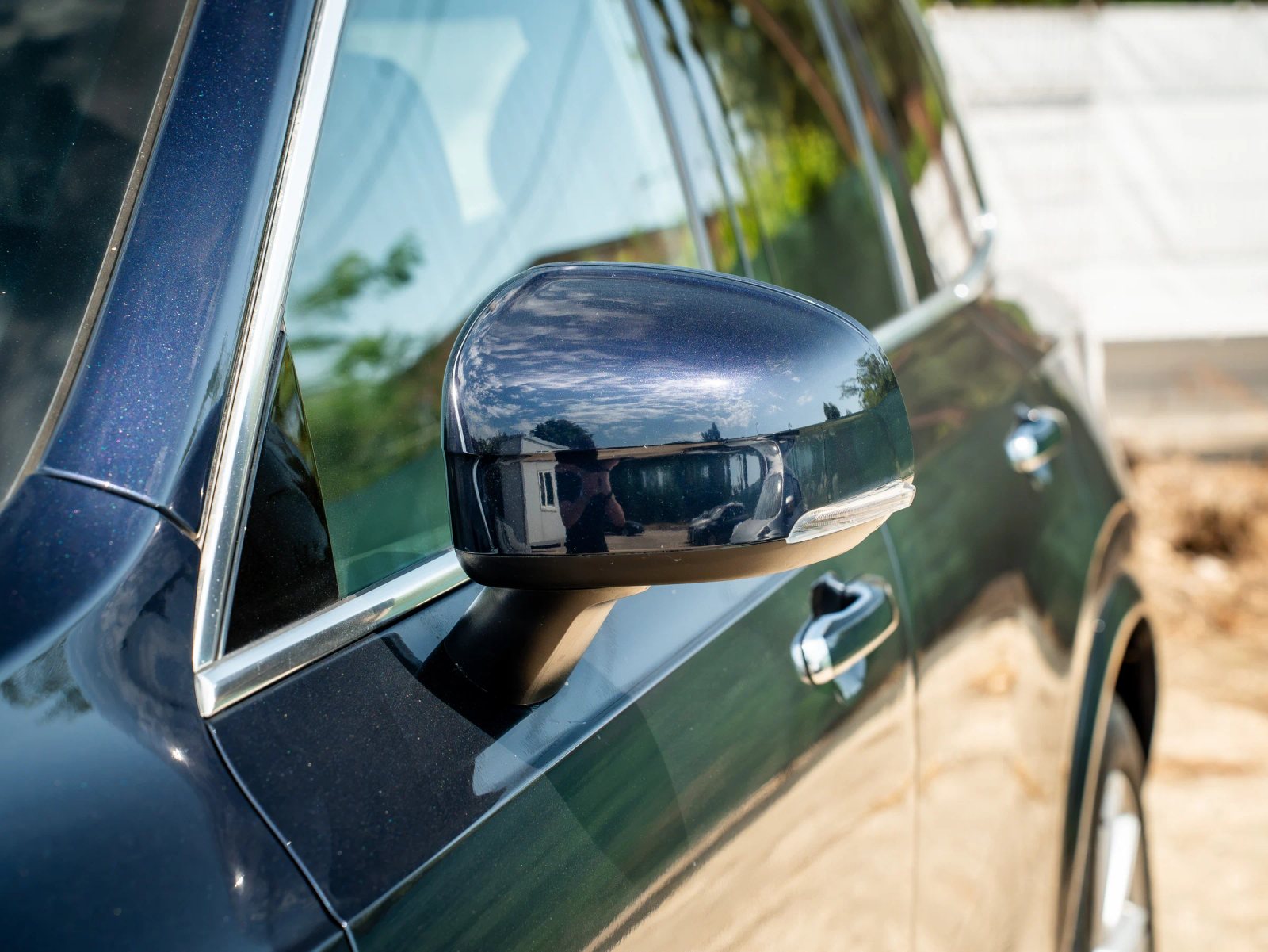 Volvo XC90 — detaliu al oglinzii exterioare.