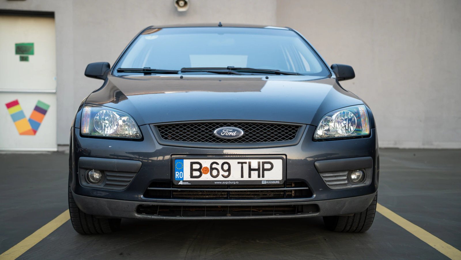 Ford Focus — vedere frontală în parcare.