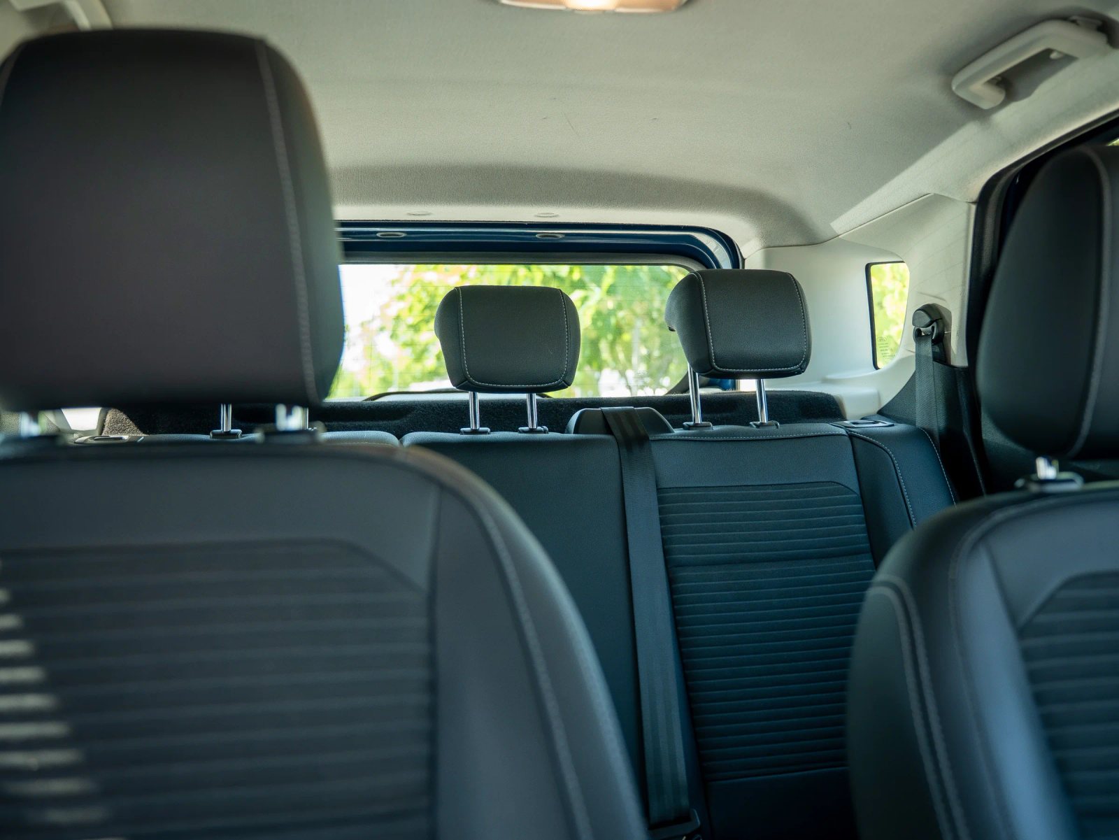Ford EcoSport — vedere a banchetei și habitaclului din spate.