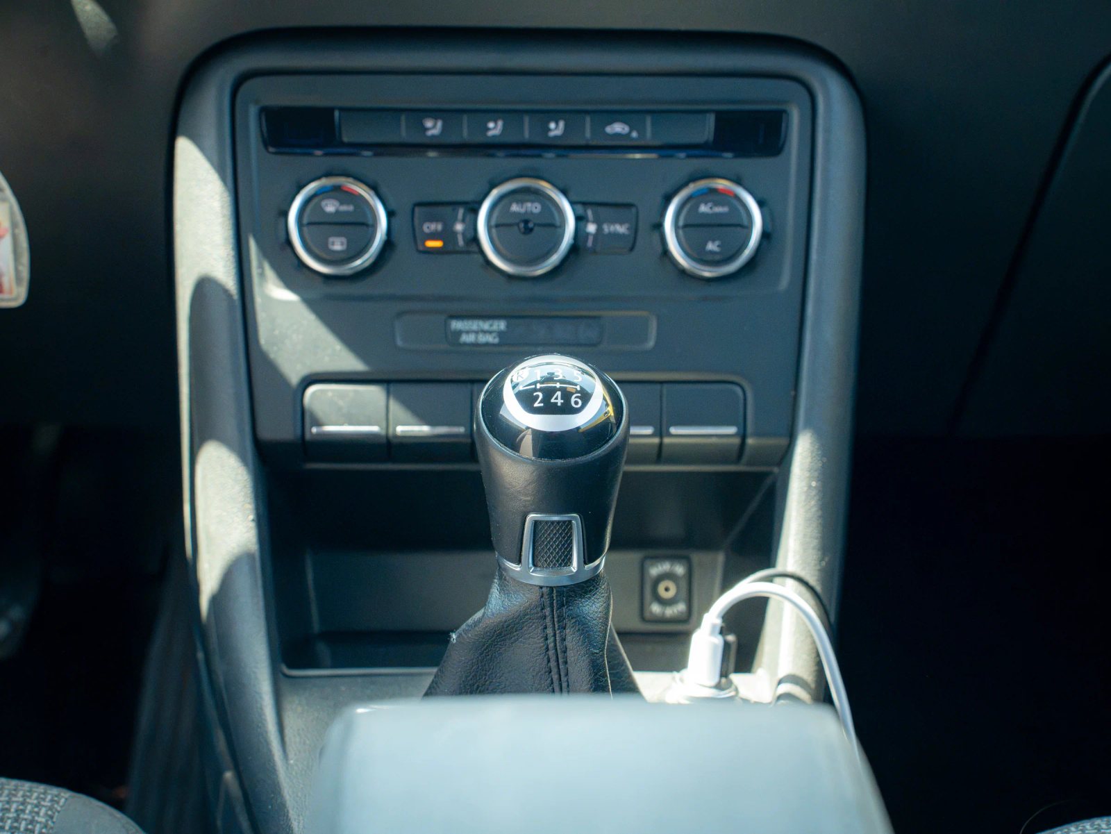 Volkswagen Beetle — detaliu al consolei centrale.