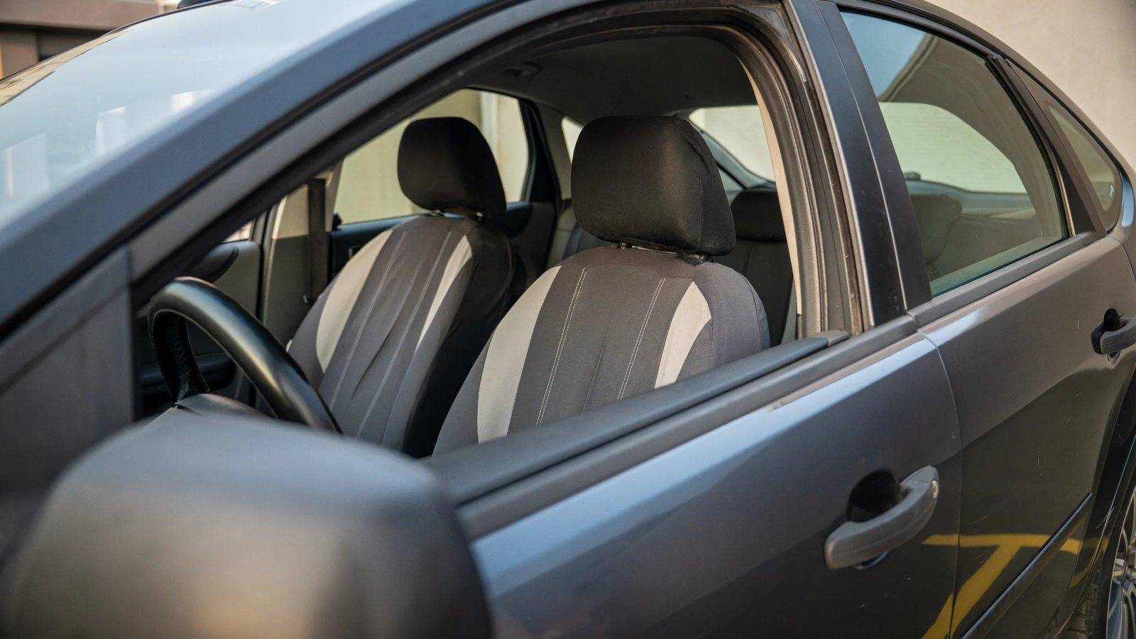 Ford Focus — scaunele din față văzute prin portieră.