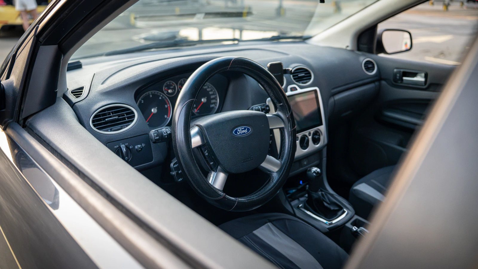 Ford Focus — habitaclu cu volan, bord și scaunele din față.