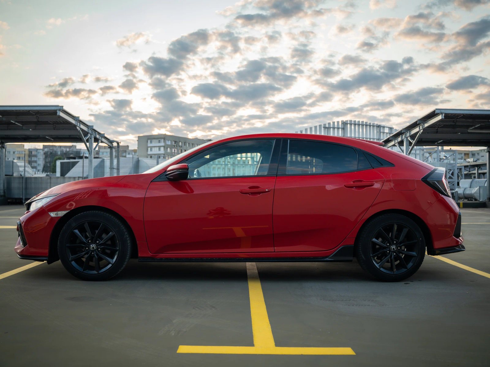 Honda Civic — profil lateral complet.