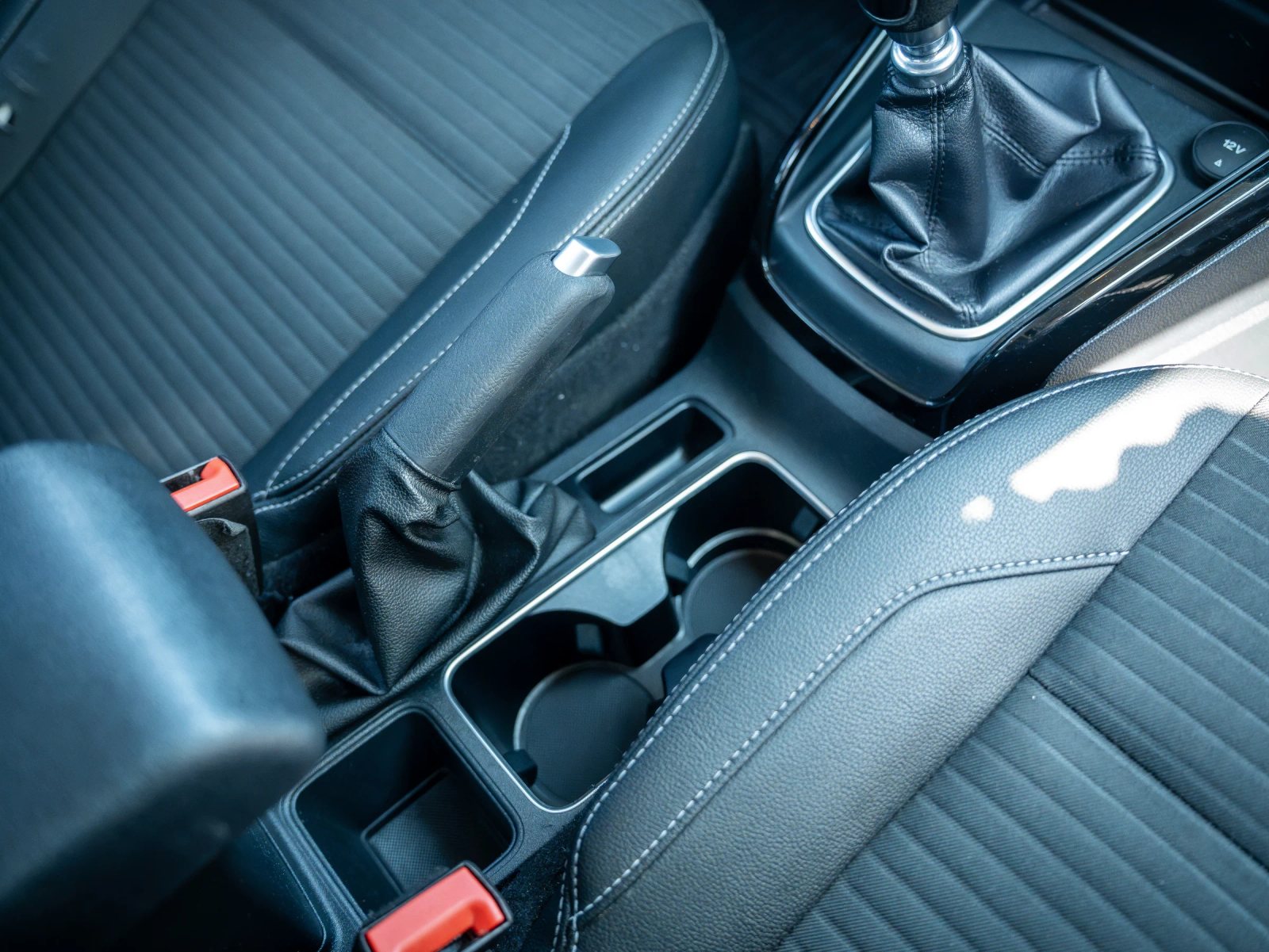 Ford EcoSport — detaliu al consolei centrale.