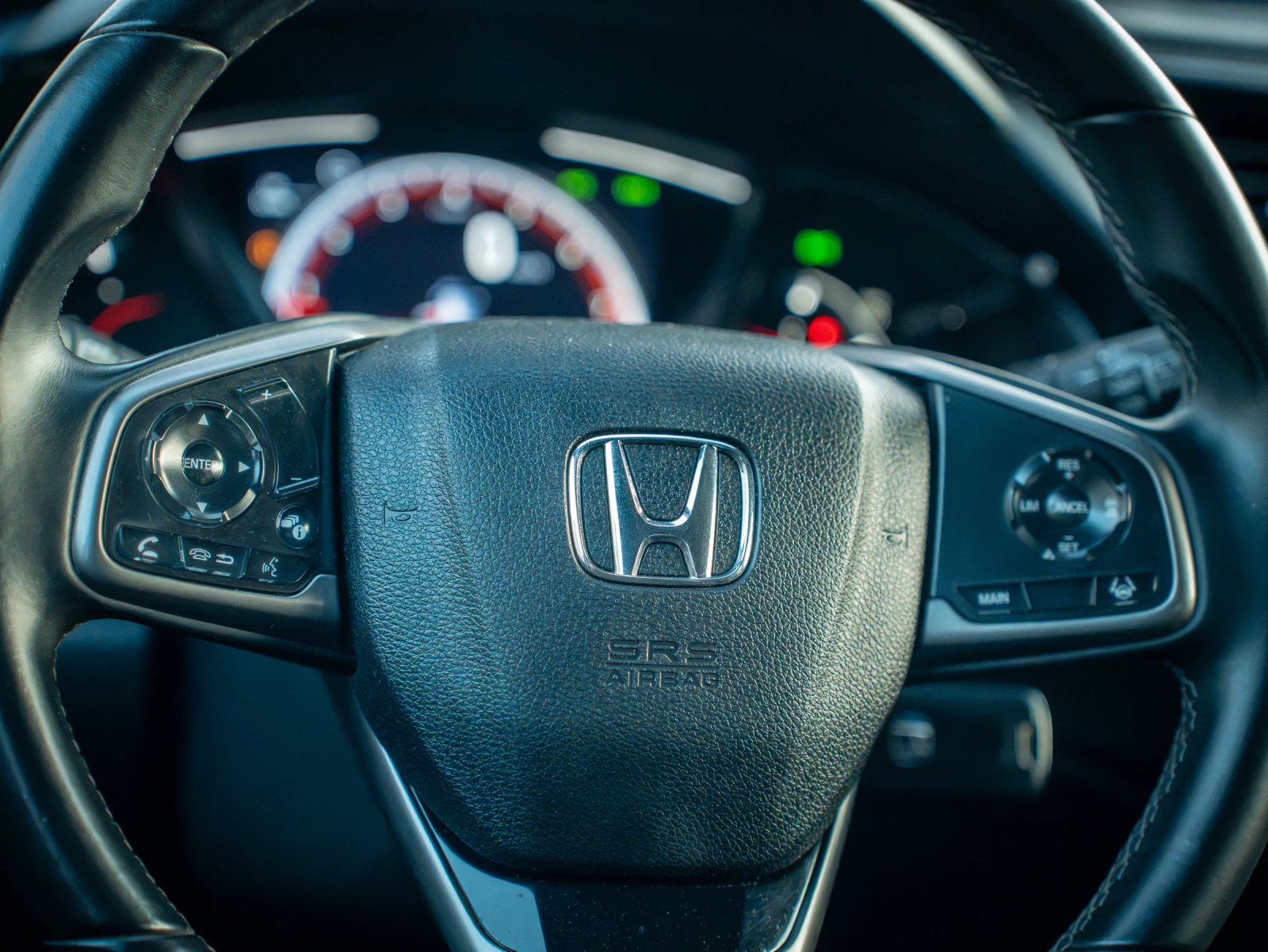 Honda Civic — prim-plan al volanului.