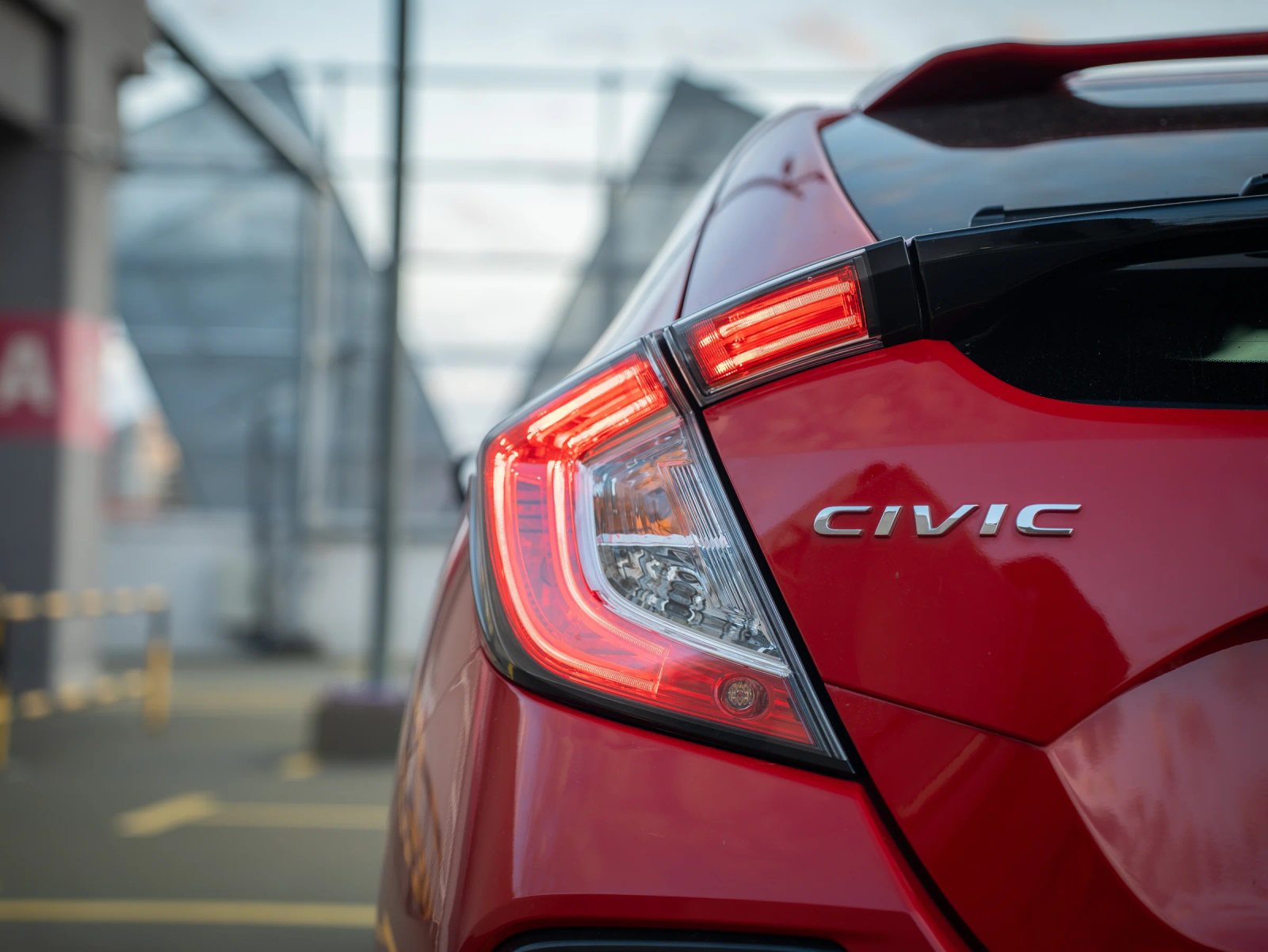 Honda Civic — detaliu al stopului și hayonului.