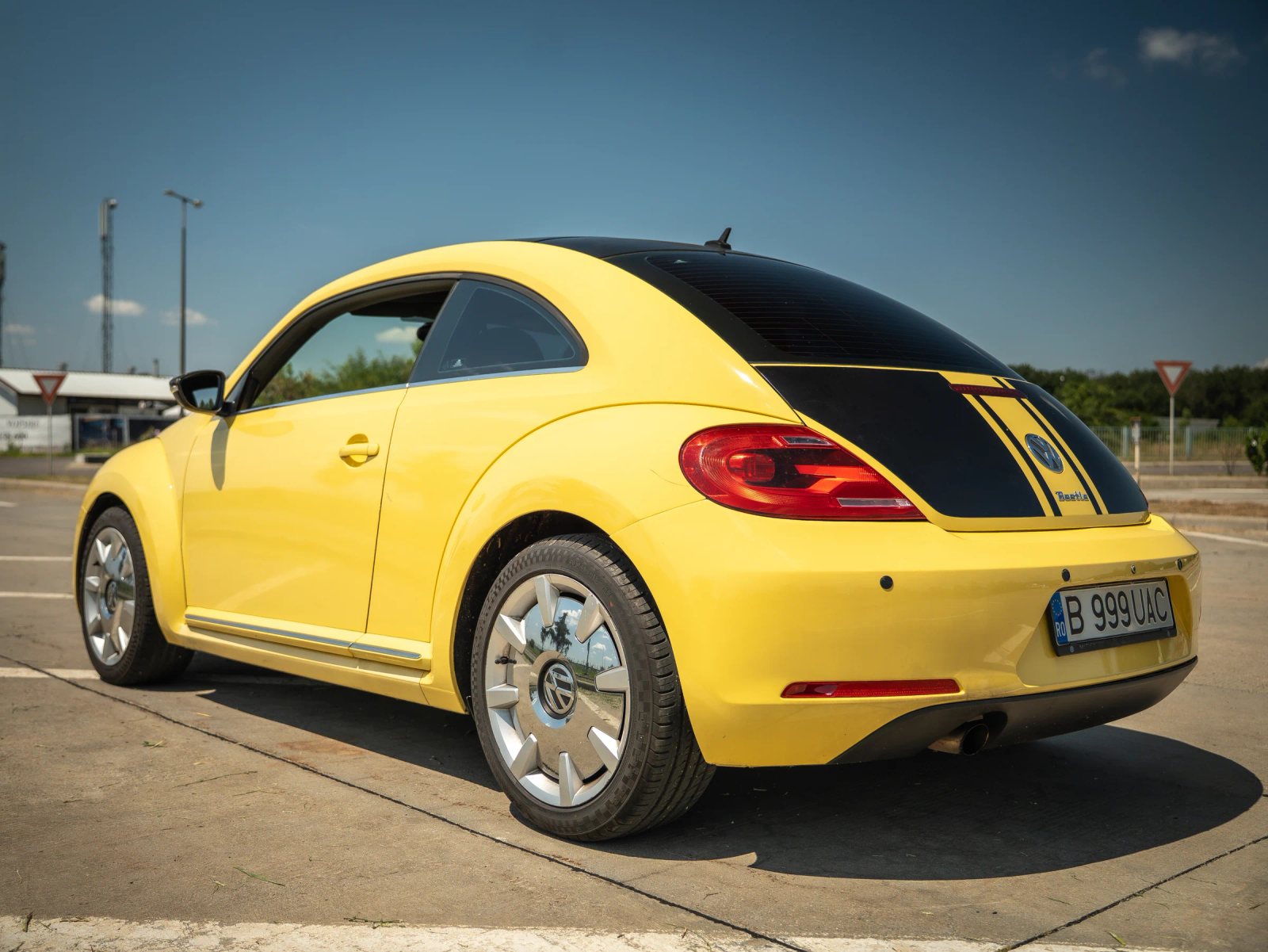 Volkswagen Beetle — vedere din spate la trei sferturi.