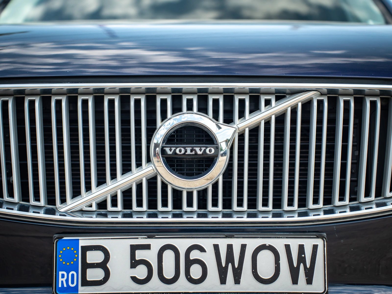 Volvo XC90 — detaliu al grilei frontale și emblemei.