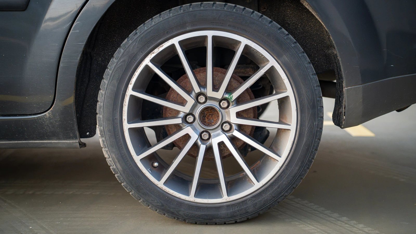 Ford Focus — detaliu al jantei și anvelopei.