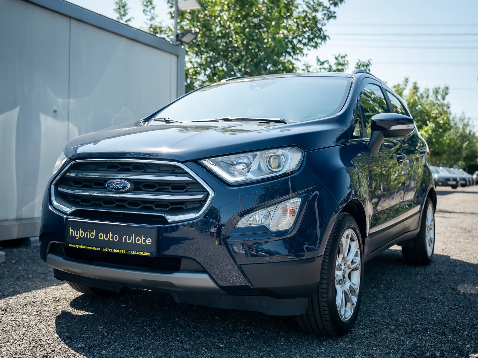 Ford EcoSport albastru fotografiat din față la dealership-ul Hybrid Auto Rulate din București