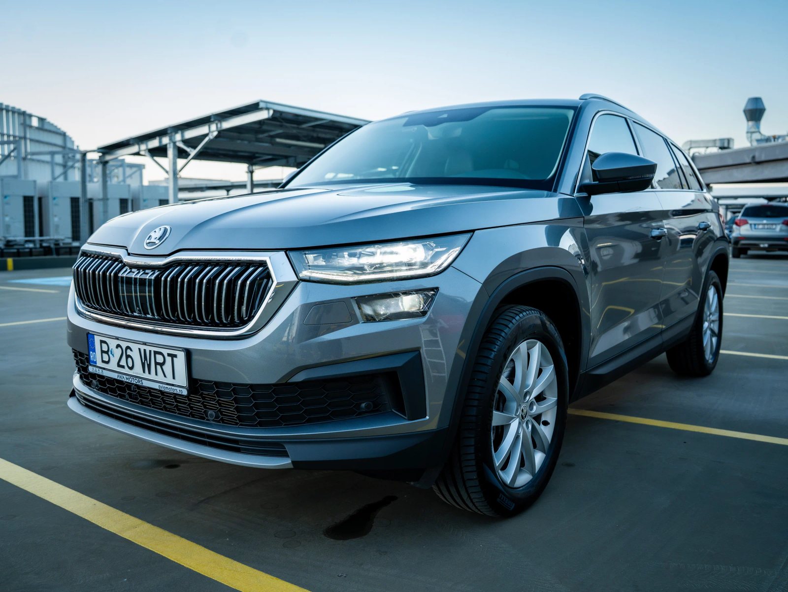 Škoda Kodiaq gri, vedere de exterior față trei sferturi din stânga.