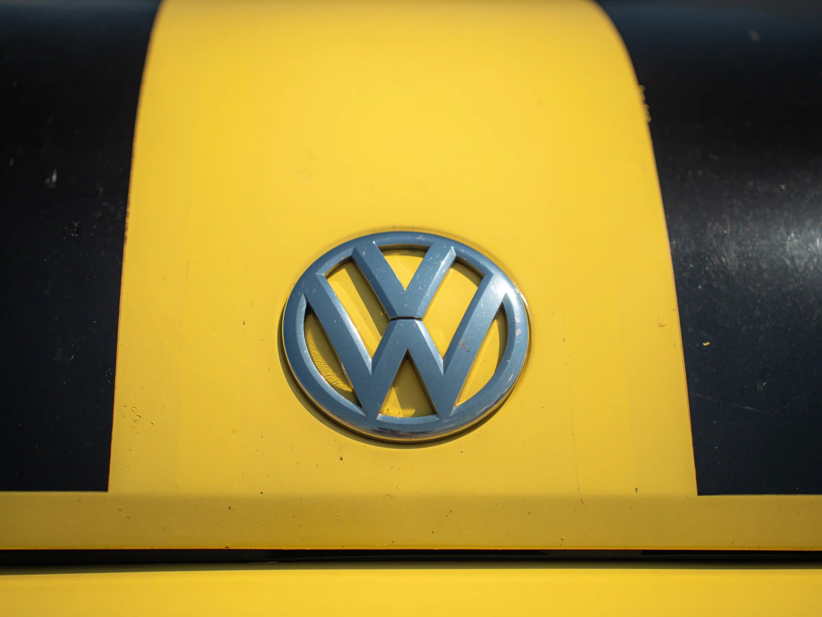 Volkswagen Beetle — prim-plan al emblemei de pe caroserie.