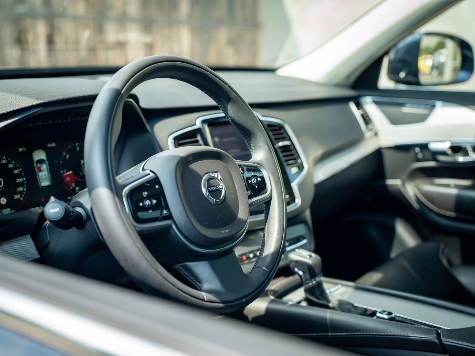 Volvo XC90 — habitaclu cu volan, bord și scaunele din față.