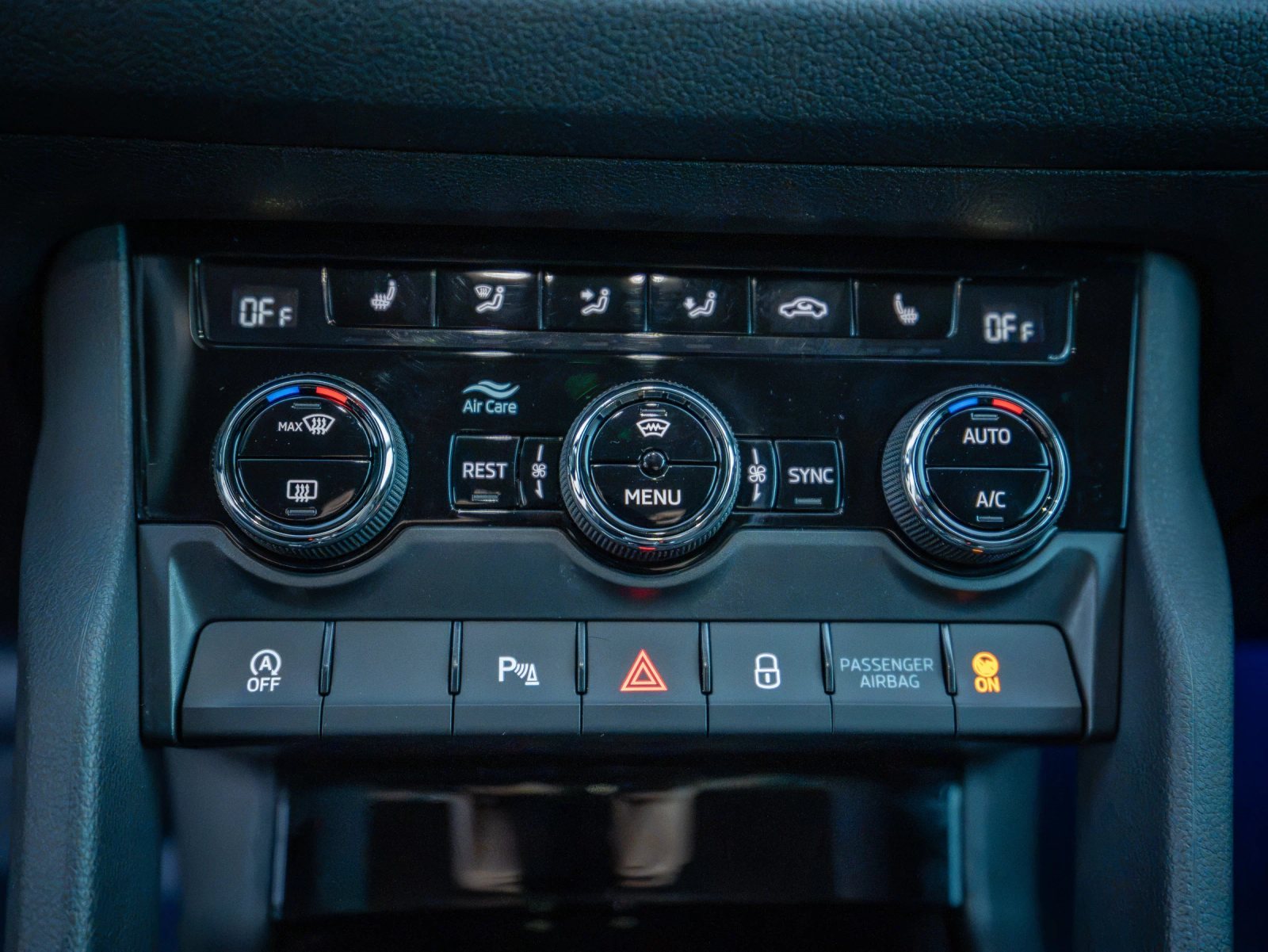 Škoda Kodiaq gri, detaliu interior al comenzilor de climatizare din față.