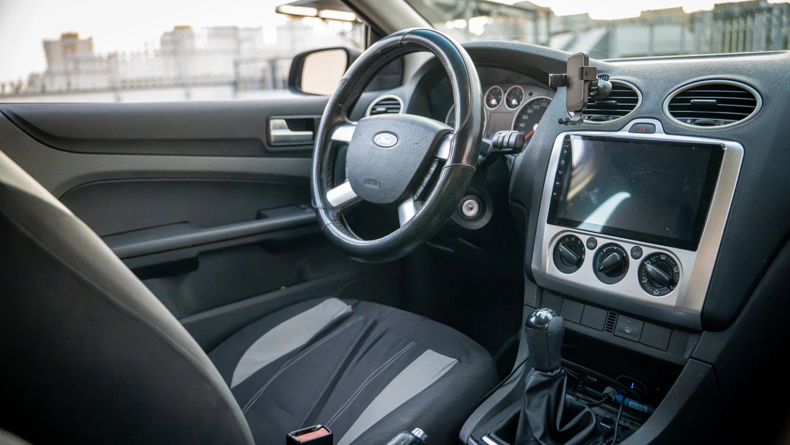 Ford Focus — habitaclu cu volan, bord și scaunele din față.