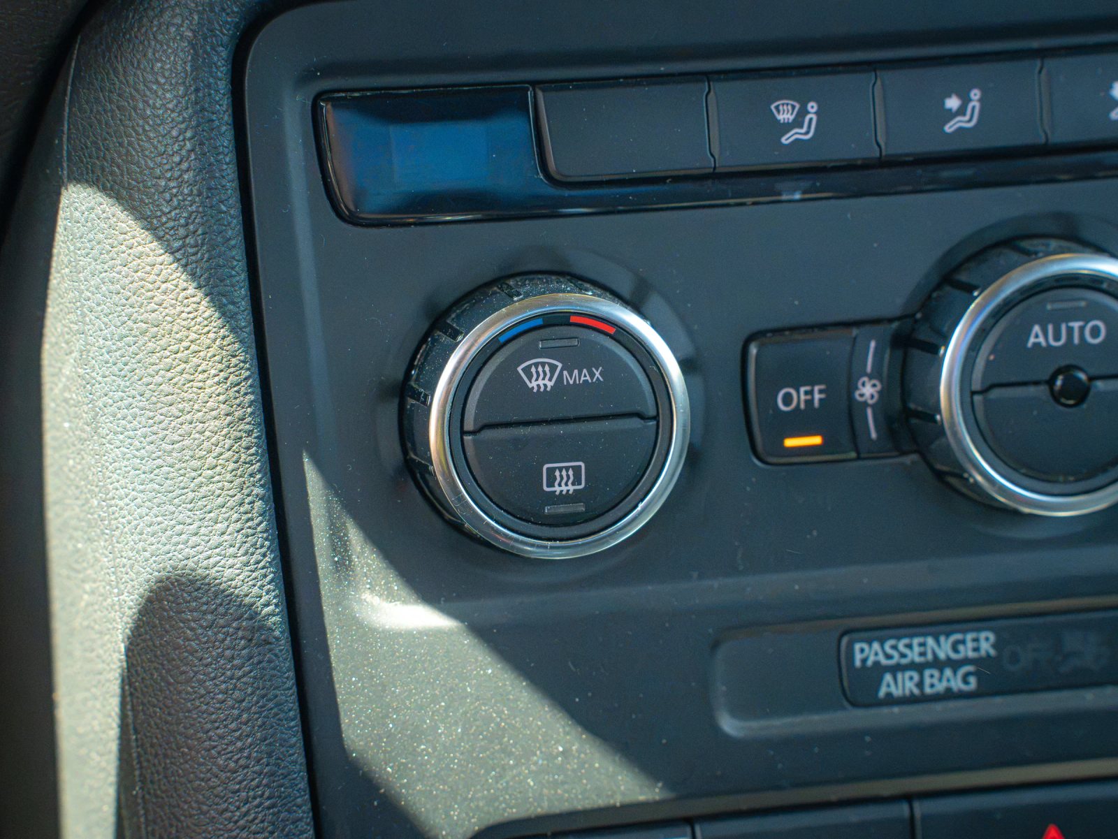 Volkswagen Beetle — prim-plan al comenzilor de climatizare.