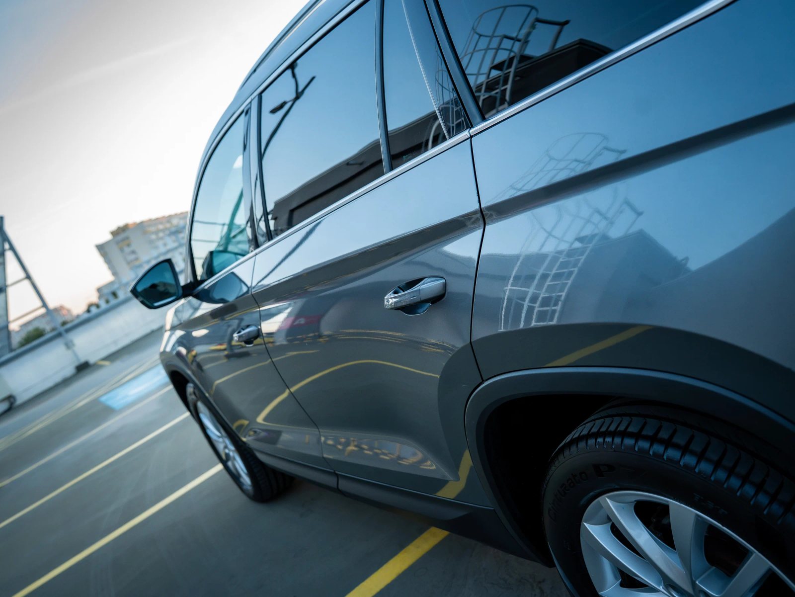 Škoda Kodiaq gri, detaliu al liniei laterale a caroseriei.