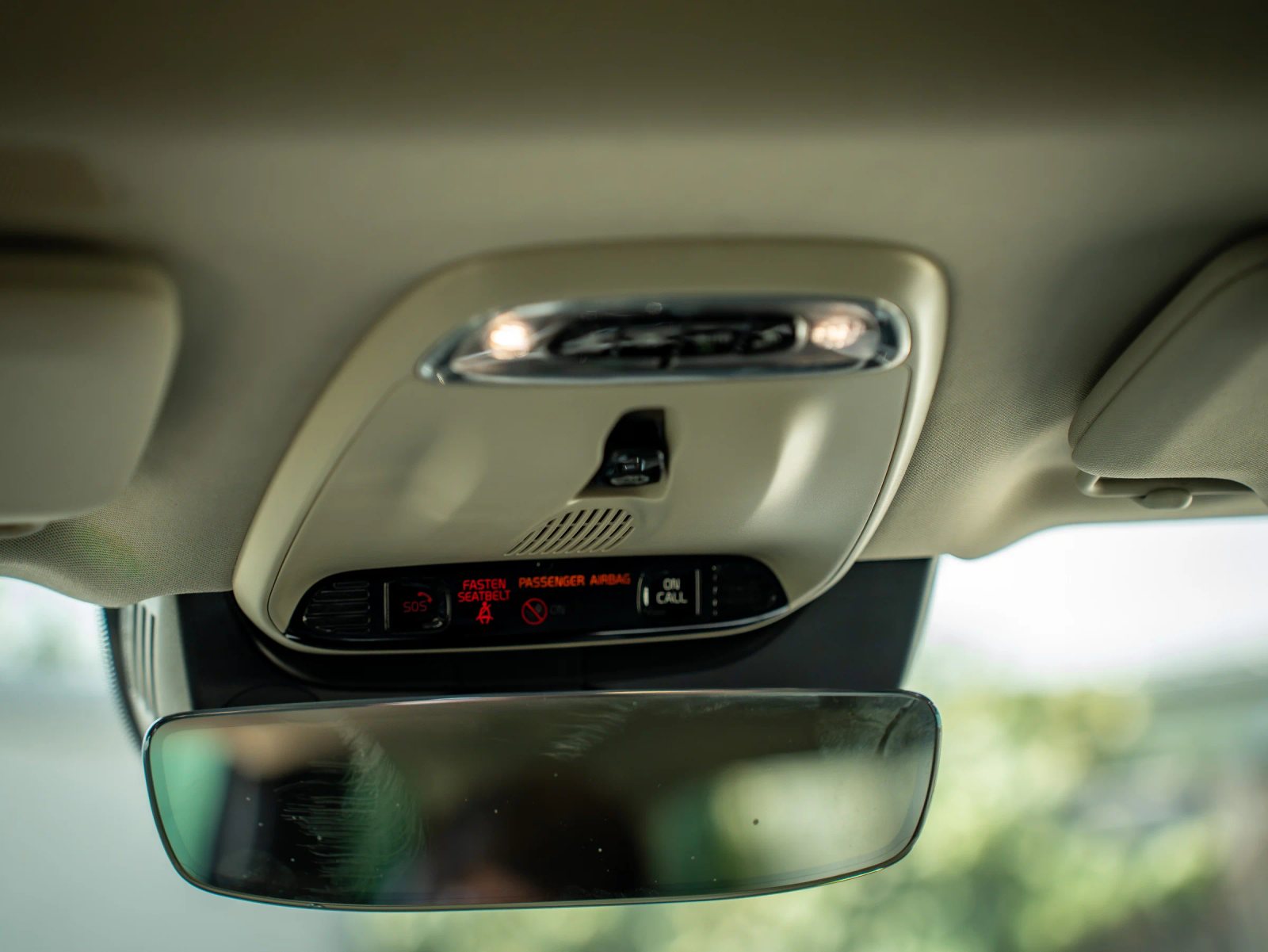 Volvo XC90 — detaliu al comenzilor din plafon.