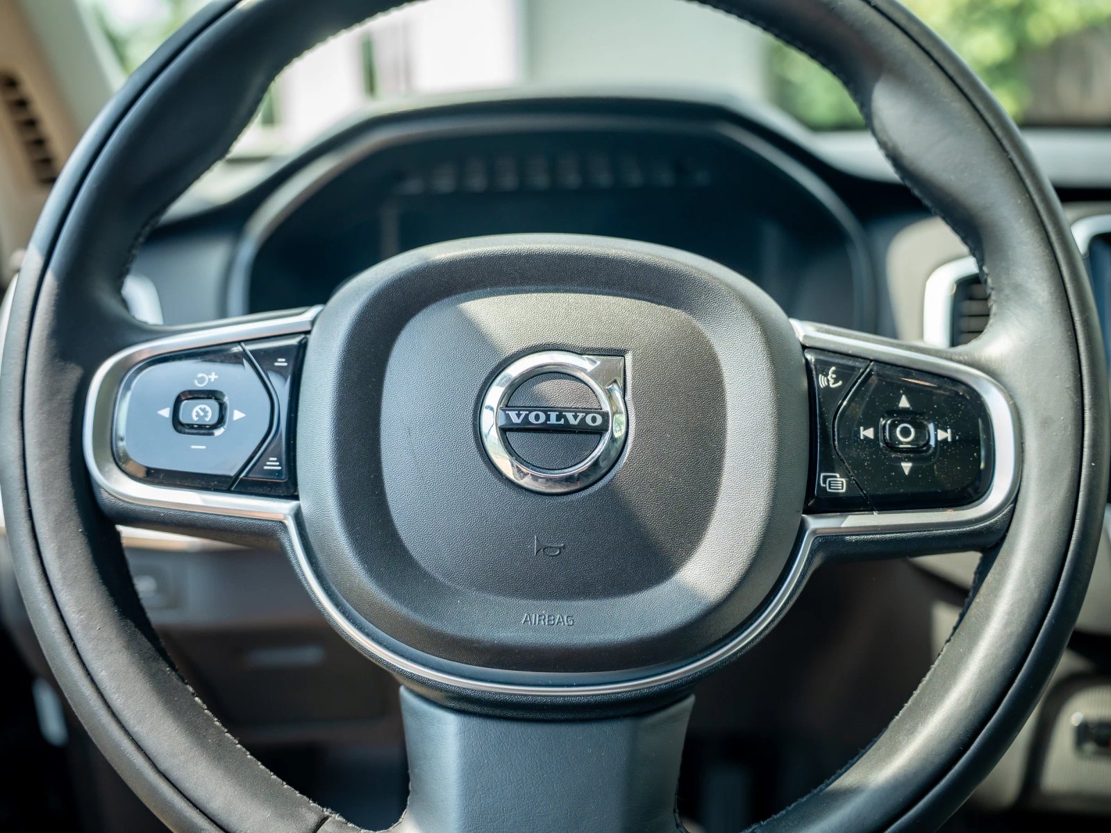 Volvo XC90 — prim-plan al volanului.