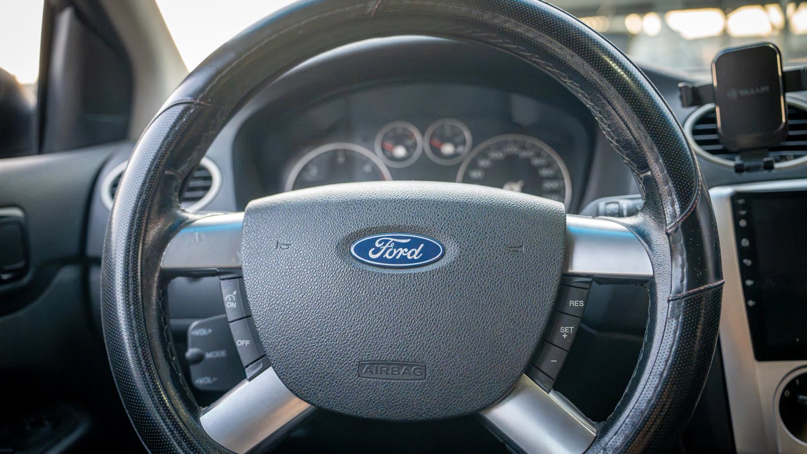 Ford Focus — prim-plan al volanului.