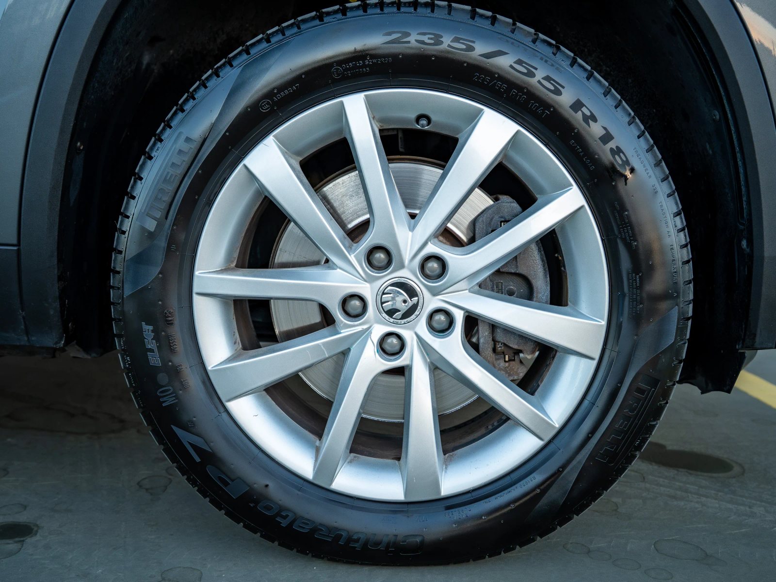 Škoda Kodiaq gri, detaliu exterior al jantei și anvelopei.