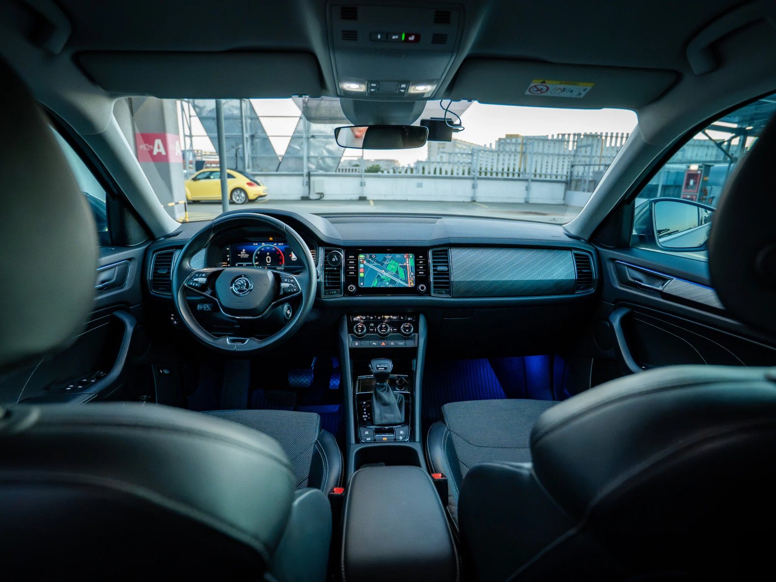 Škoda Kodiaq gri, vedere de ansamblu asupra bordului.