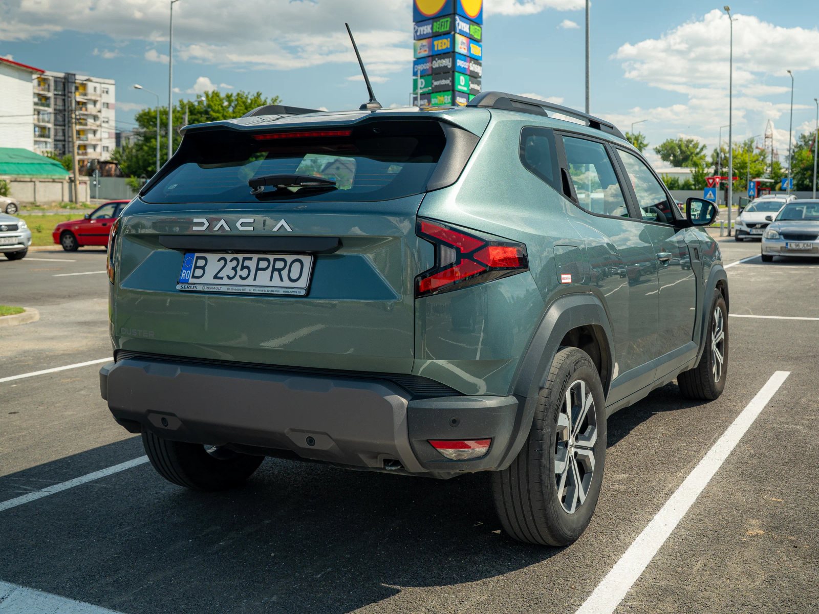 Dacia Duster — vedere din spate la trei sferturi.