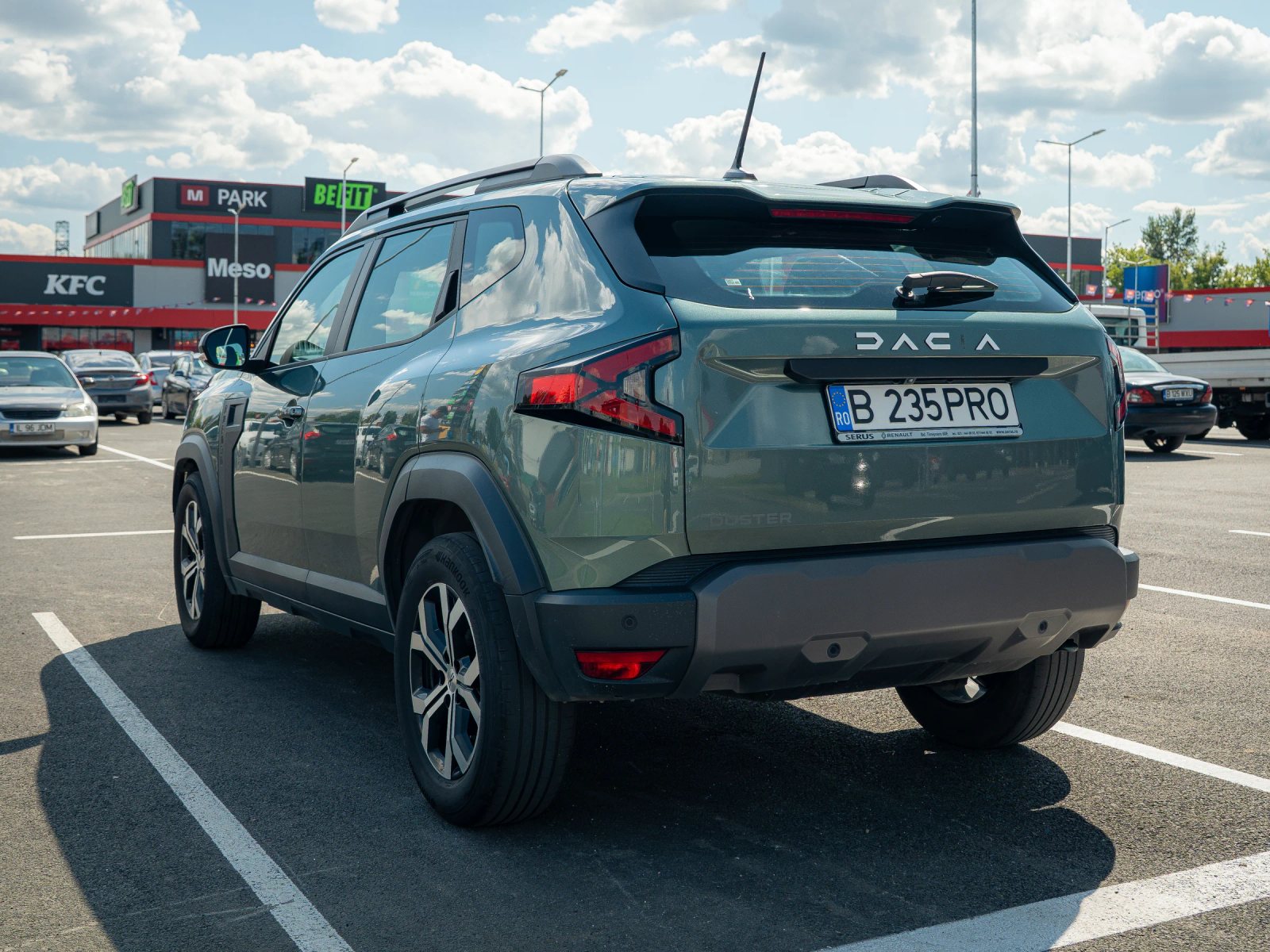 Dacia Duster — vedere din spate la trei sferturi.