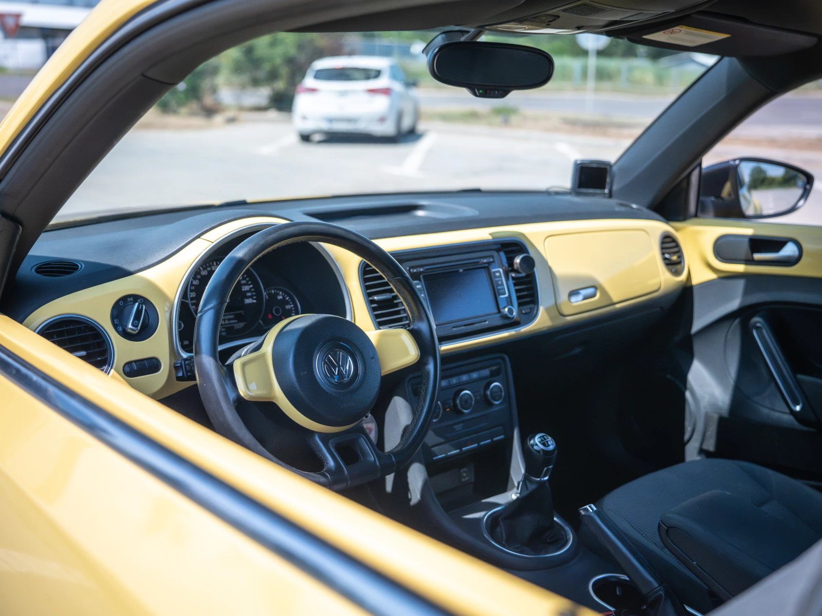 Volkswagen Beetle — habitaclu cu volan, bord și scaunele din față.