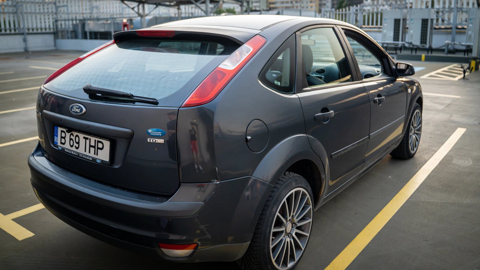 Ford Focus — vedere din spate la trei sferturi.