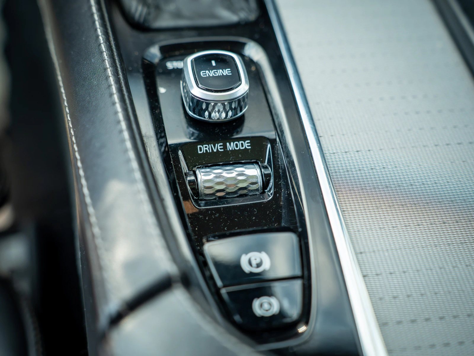 Volvo XC90 — comenzi de pornire și mod de condus pe consola centrală.
