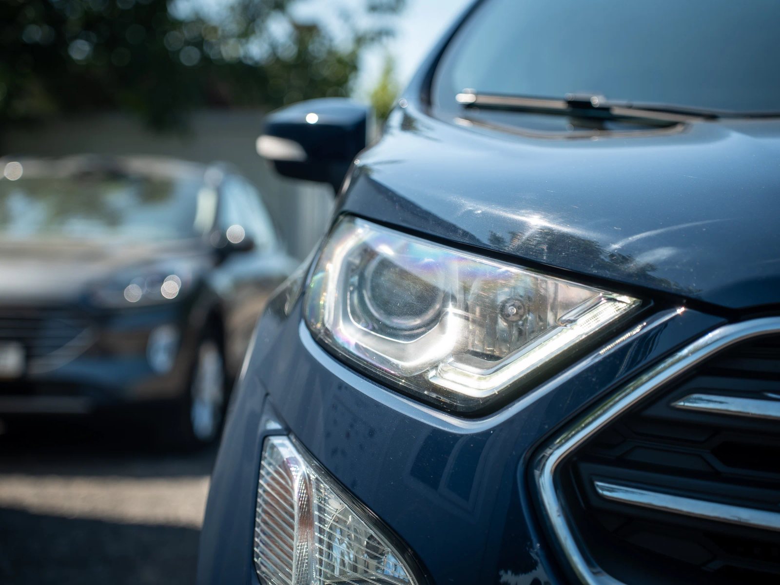 Ford EcoSport — prim-plan al farului și caroseriei.