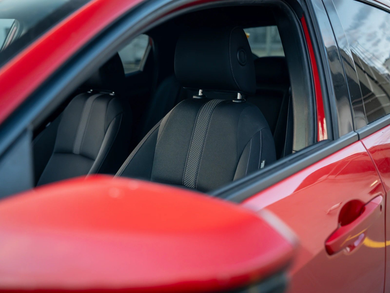 Honda Civic — scaunele din față văzute prin portieră.
