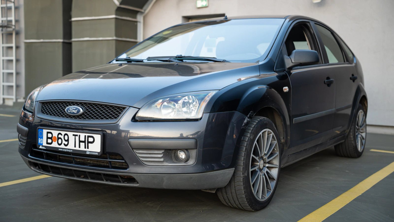 Ford Focus — vedere din față la trei sferturi.