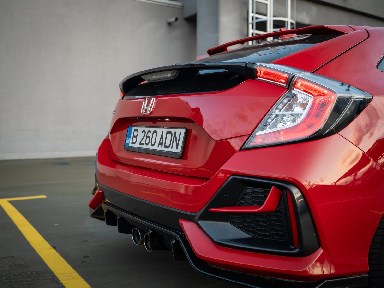 Honda Civic — detaliu al stopului și hayonului.