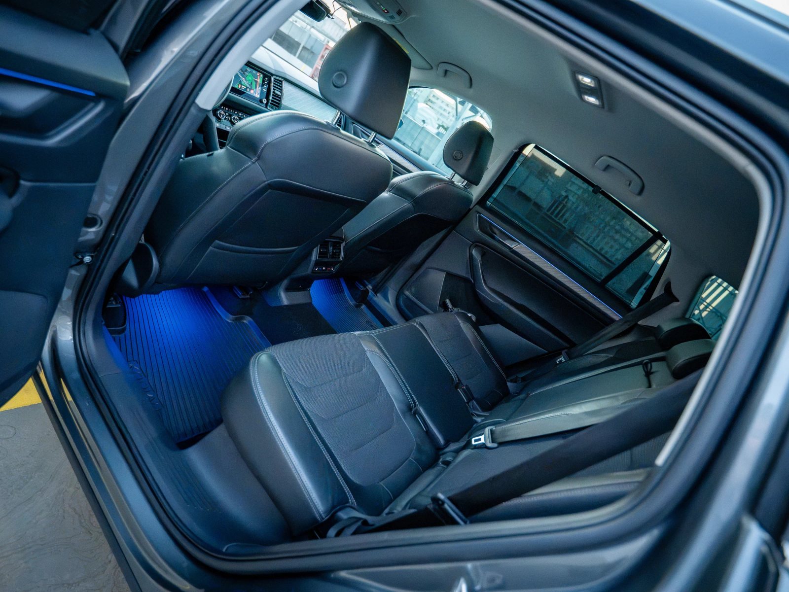 Škoda Kodiaq gri, vedere laterală înclinată a banchetei din spate.