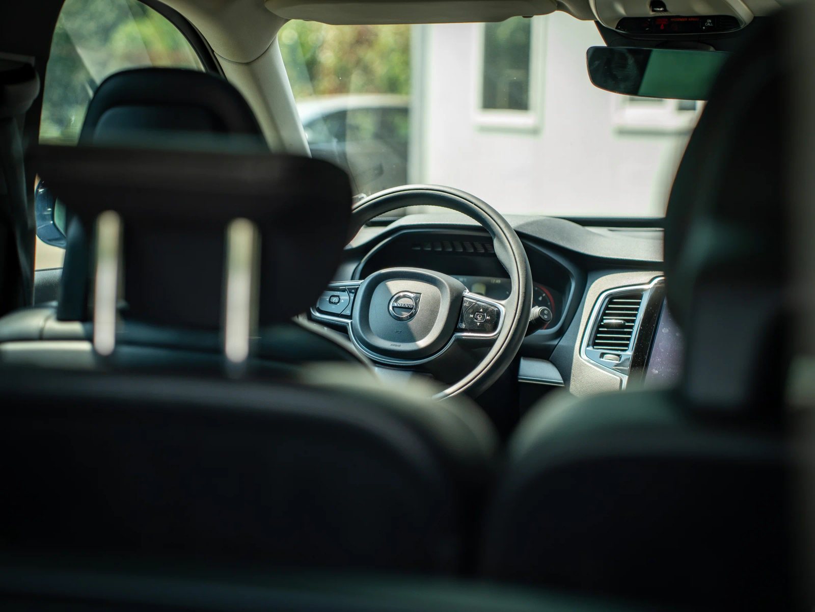 Volvo XC90 — habitaclu cu volan, bord și scaunele din față.