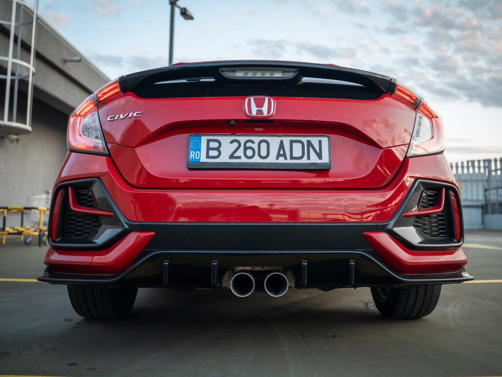 Honda Civic — vedere din spate.