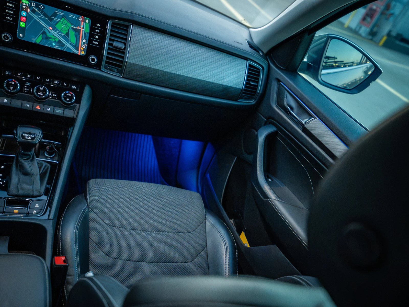 Škoda Kodiaq gri, vedere de ansamblu asupra locului pasagerului din față.