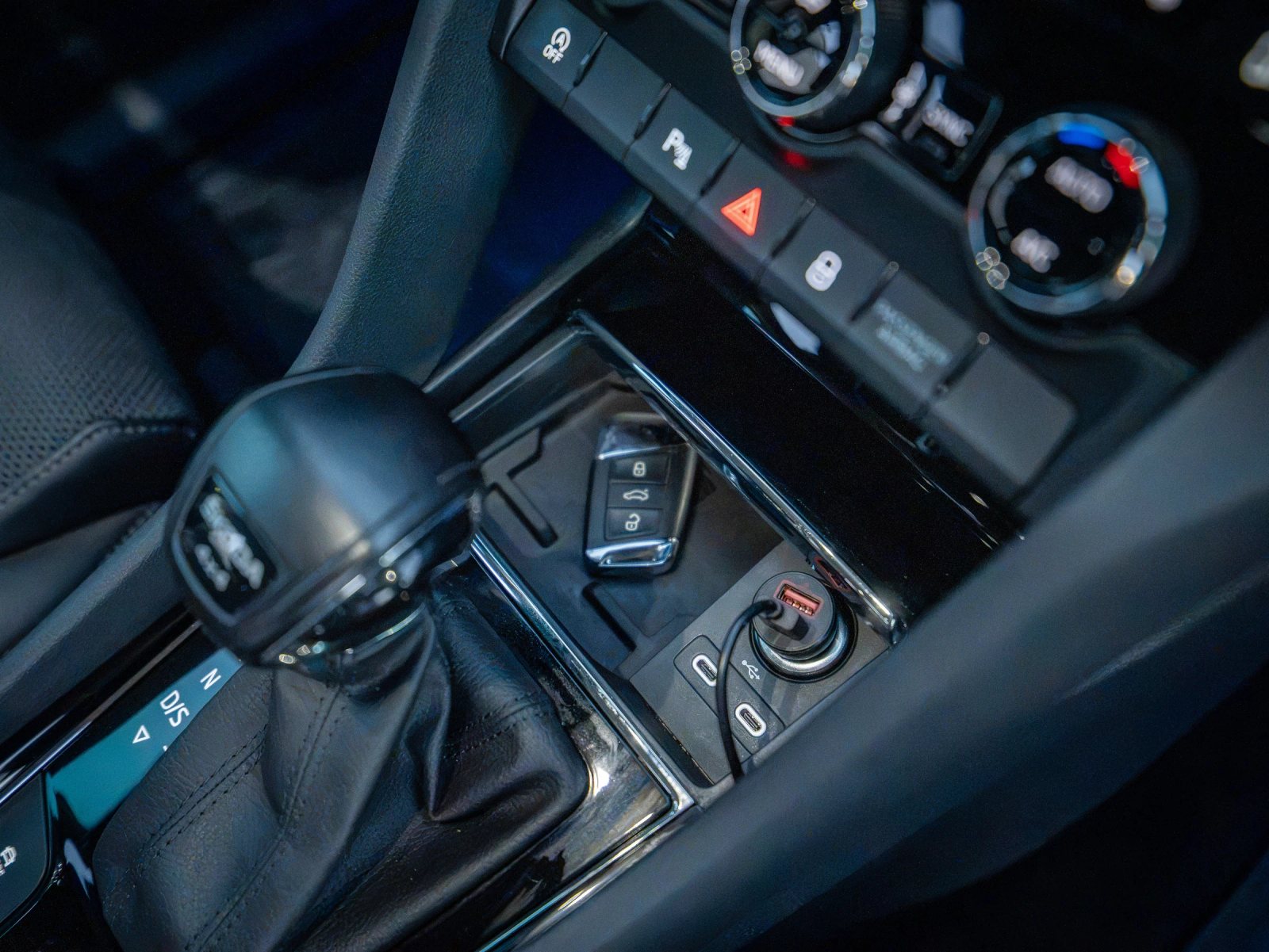 Škoda Kodiaq gri, detaliu al consolei centrale cu cheia și priza.