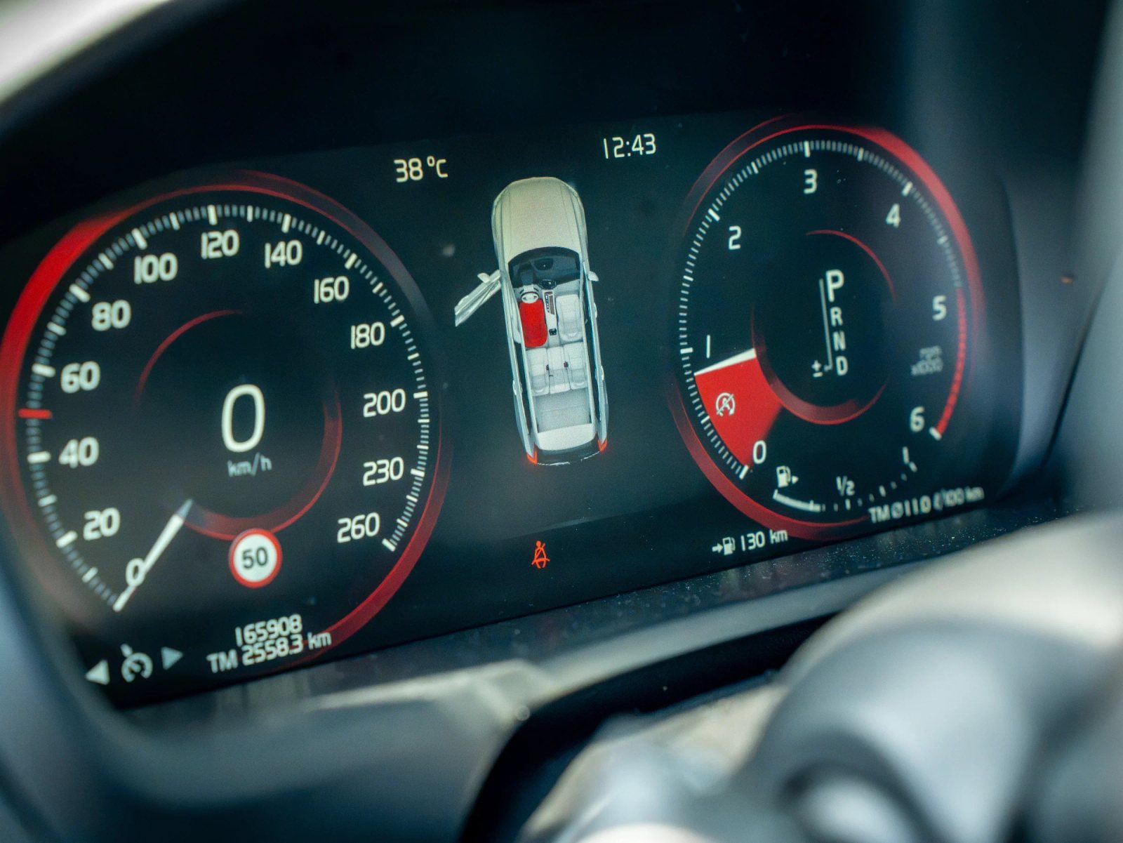 Volvo XC90 — detaliu al instrumentarului de bord.