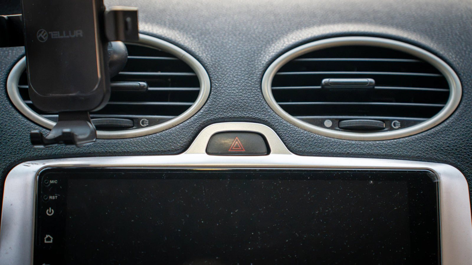 Ford Focus — detaliu al grilei de ventilație.